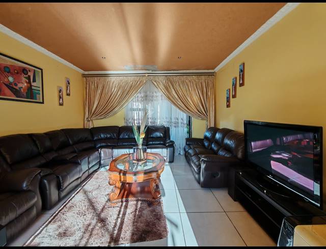 6 BEDROOM HOUSE FOR SALE IN THREE RIVERS EAST